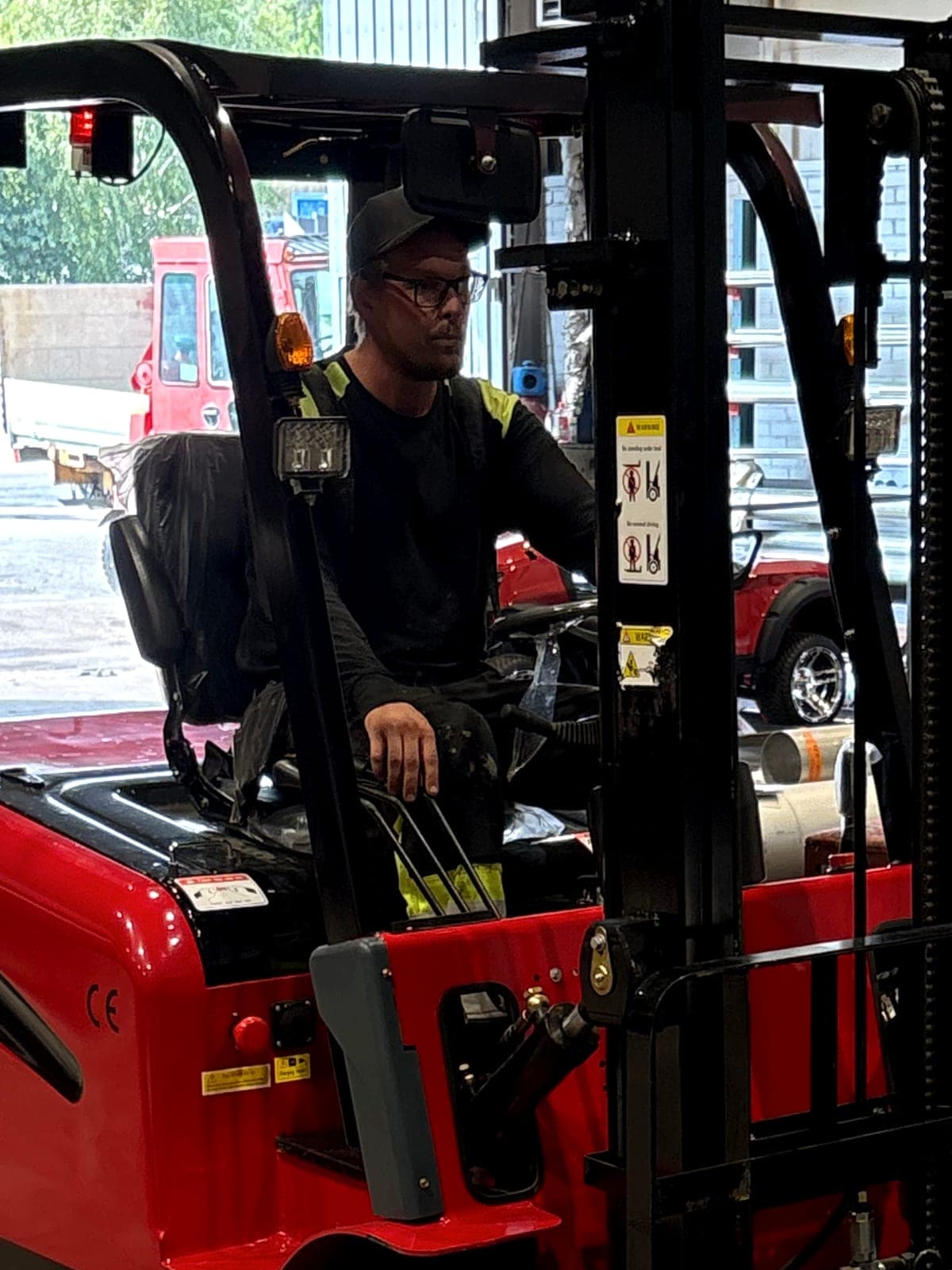 Fredrik Lööw vid truckens reglage i verkstaden i Kallinge