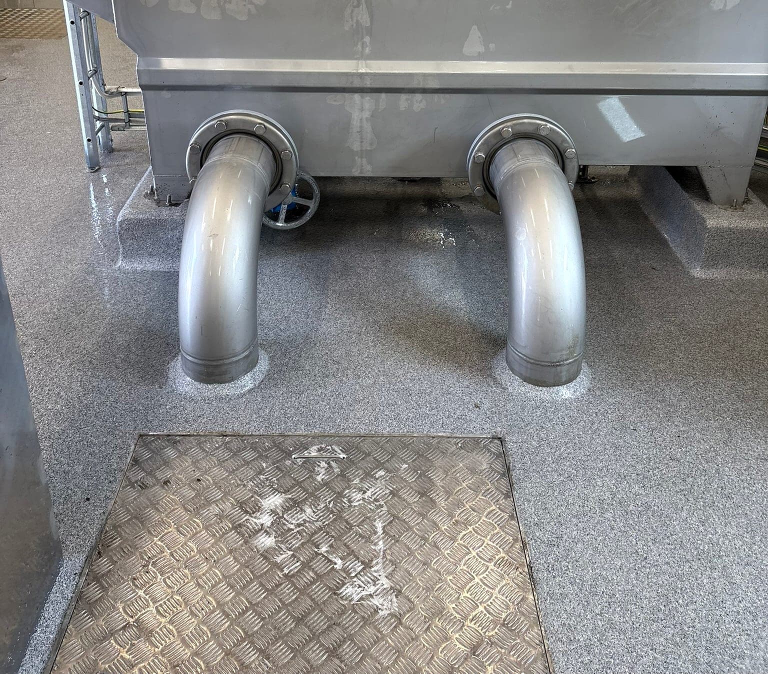 Rostfria rörböjar vid silmaskin i vattenverk — referensbild från utfört arbete